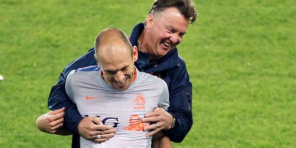 Louis Van Gaal in omhelzing met Arjen Robben. © Pro Shots