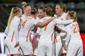 Oranje Leeuwinnen winnen ruim van Schotland