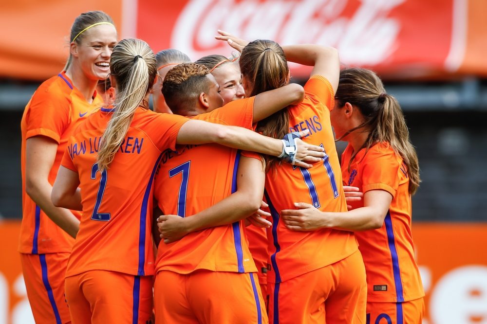 Oranjevrouwen ruim langs Wales in 'uitzwaaiduel'