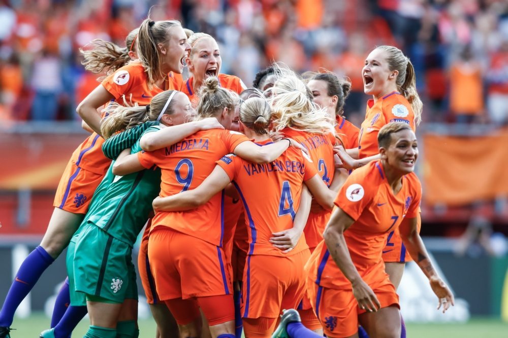 Miedema bezorgt OranjeLeeuwinnen overwinning in slotseconden