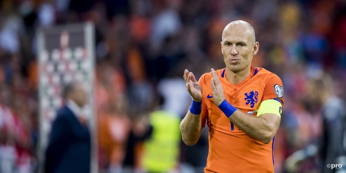 Oranje speelt dinsdagavond met rouwbanden