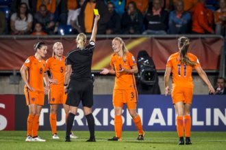 OranjeLeeuwinnen gaan onderuit tegen Spanje en lijden eerste nederlaag sinds juni
