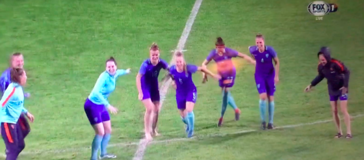 VIDEO: OranjeLeeuwinnen vermaken zich opperbest na afgelaste finale