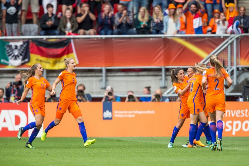 Oranjevrouwen winnen door late goal nipt van Denemarken