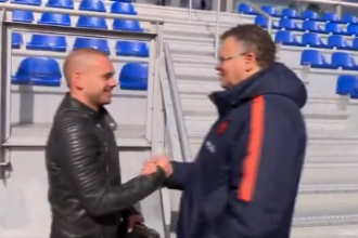 Sneijder duikt op bij training Oranje