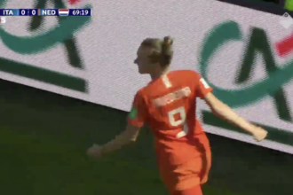 VIDEO: Miedema en Van der Gragt koppen Leeuwinnen naar 2-0