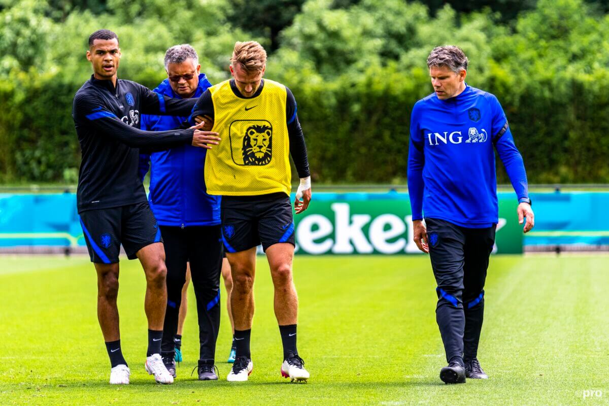 De jong met blessure naar de kant