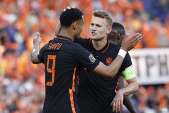 Nederland verslaat Wales na opnieuw bizarre slotfase