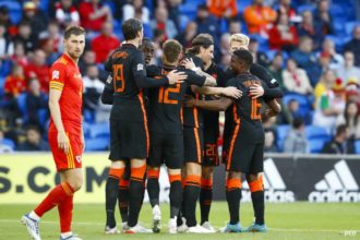 Oranje wint na knotsgekke slotfase van Wales