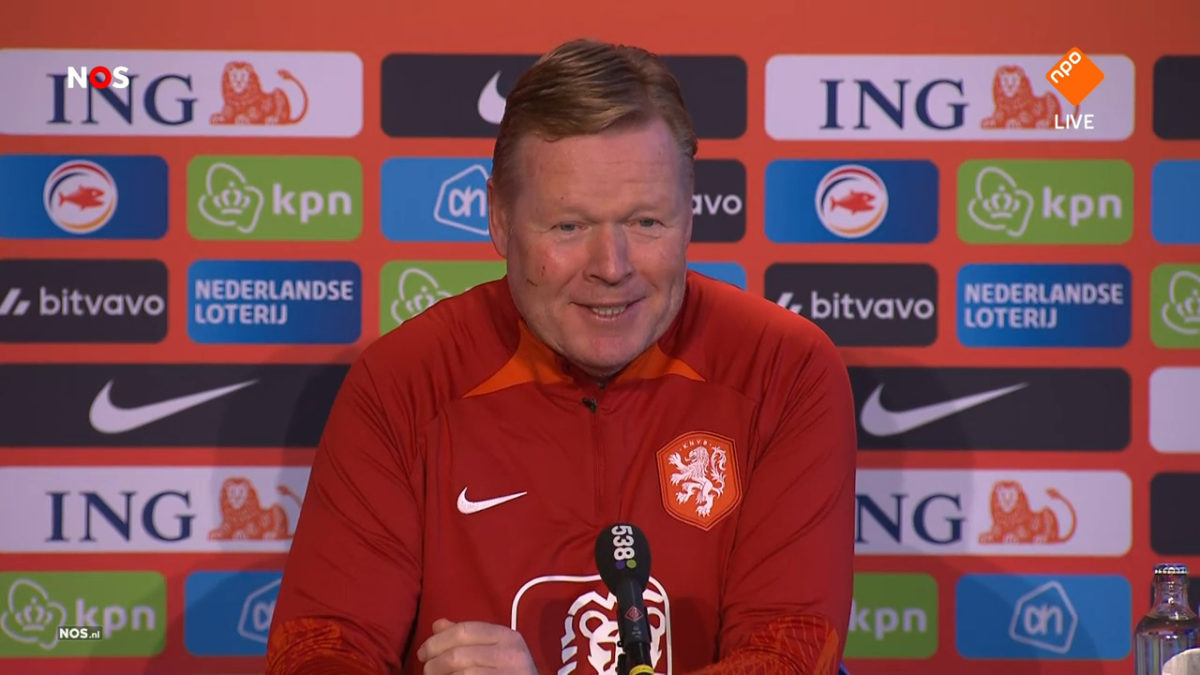 Ronald Koeman tijdens een persconferentie van het Nederlands elftal