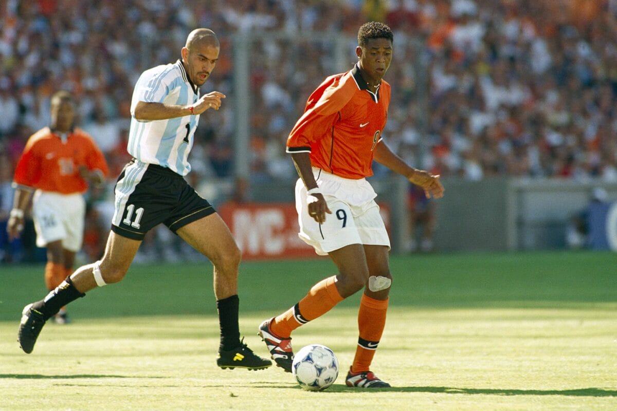 Patrick Kluivert in actie voor Oranje tegen Argentinië op het WK 1998