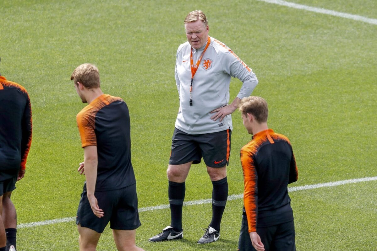 Ronald Koeman op de training van Oranje