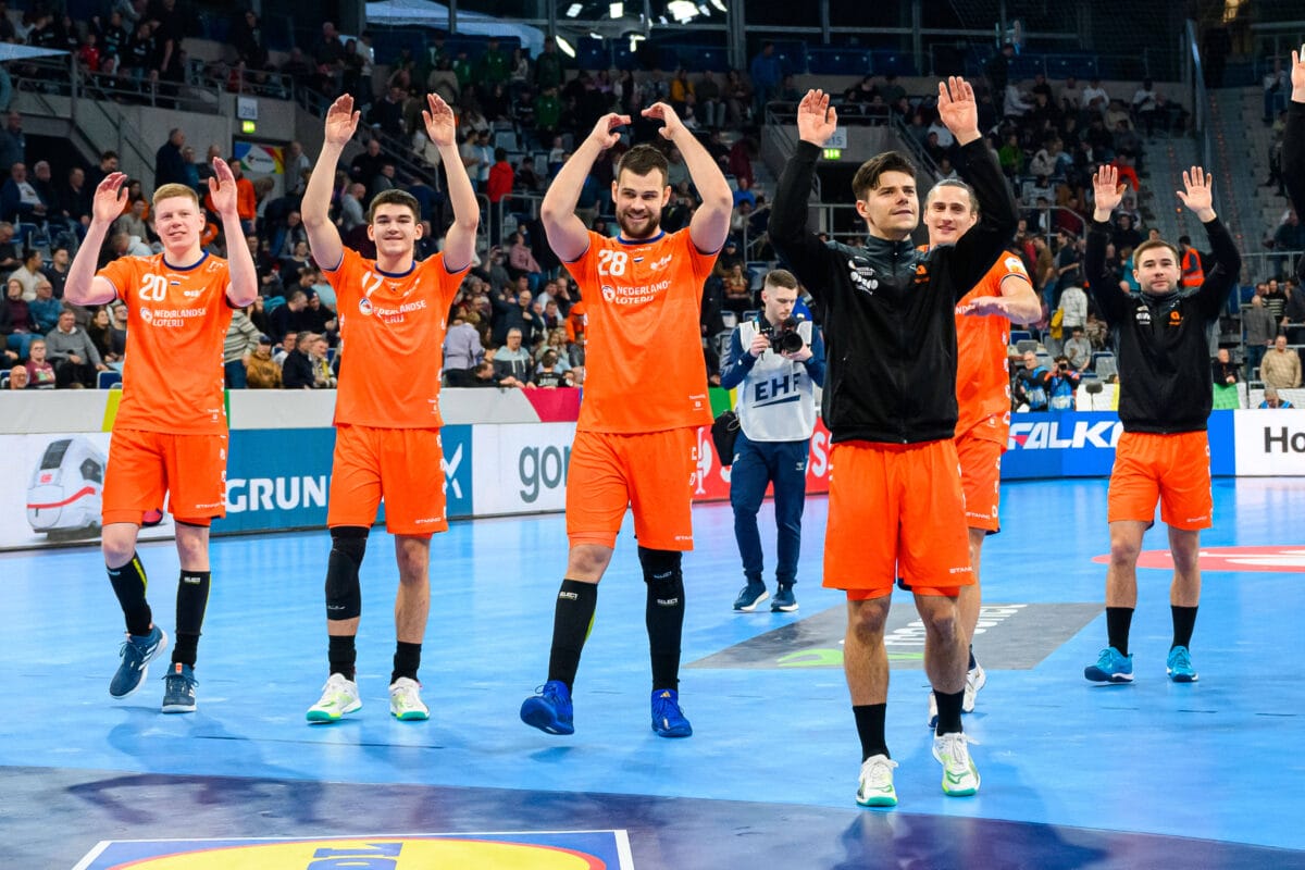 Nederlandse handballers knokken zich op machtige wijze naar WK