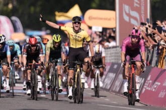 Olav Kooij schreeuwt het uit na ware thriller in Giro d’Italia