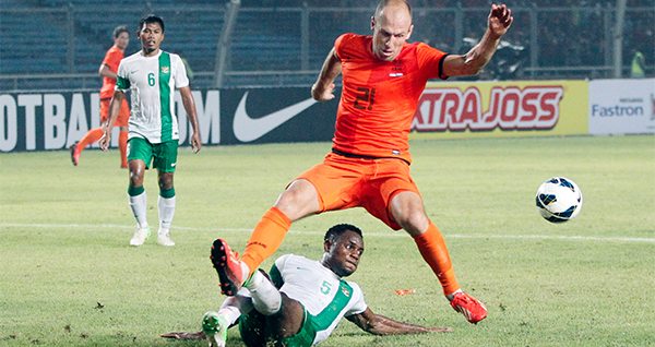 Arjen Robben in duel tijdens de wedstrijd tegen Indonesië. © Pro Shots