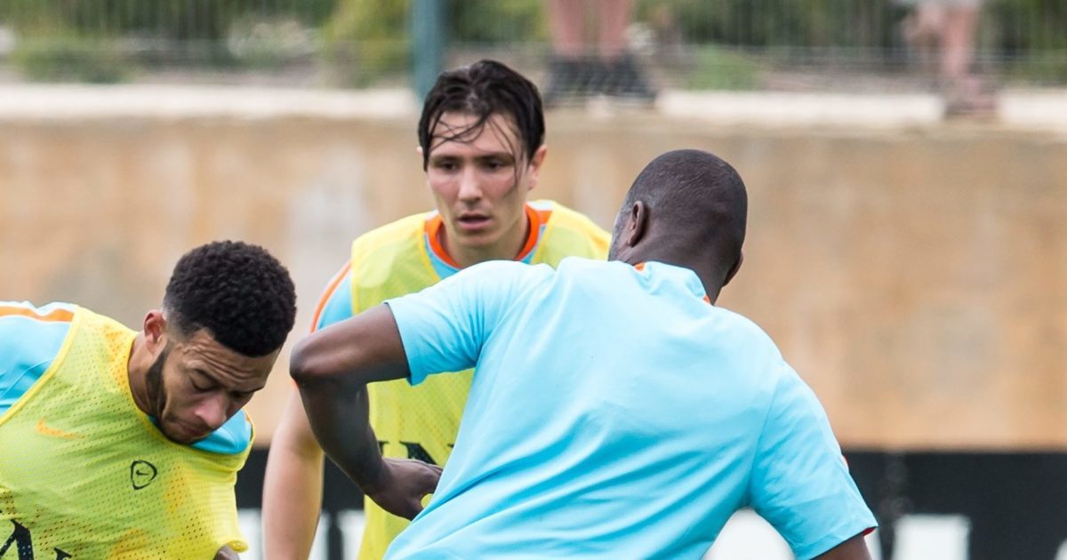 Steven Berghuis kijkt toe tijdens training Oranje