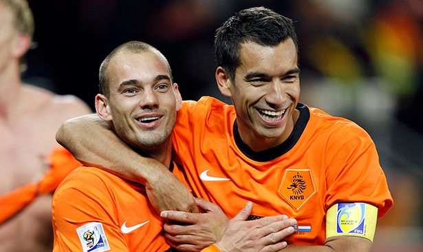 Wesley Sneijder met Giovanni van Bronckhorst. © Pro Shots