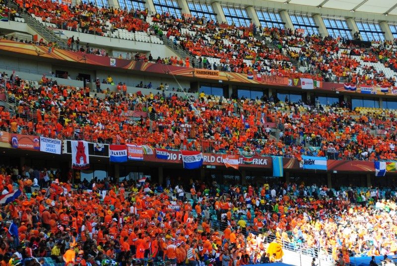 Oranjesupporters in een stadion