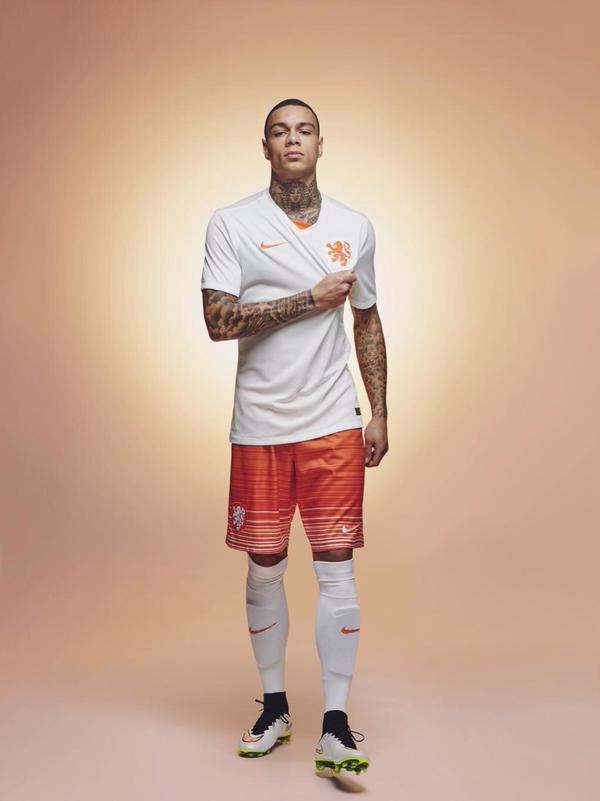 KNVB presenteert nieuwe uitshirt Oranje · Mee met
