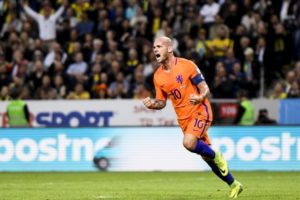 Wesley Sneijder maakt de 1-1 tegen Zweden