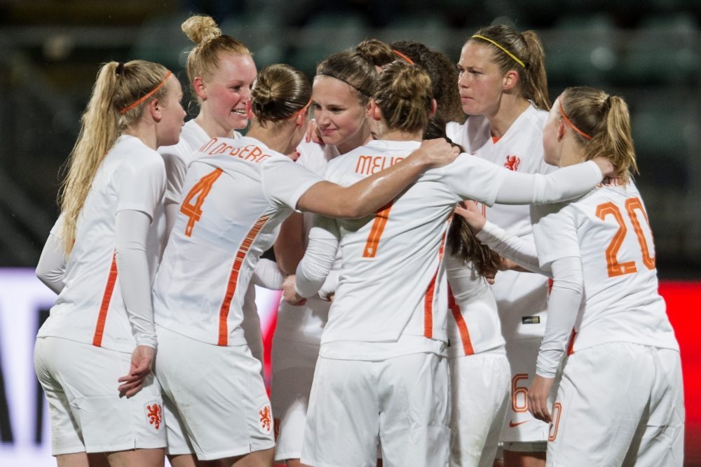 Oranje Leeuwinnen oefenen tegen wereldkampioen