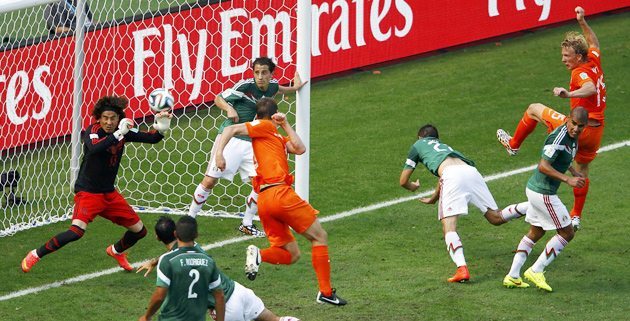 Oranje krijgt een kans, die gehouden wordt door de keeper van Mexico.