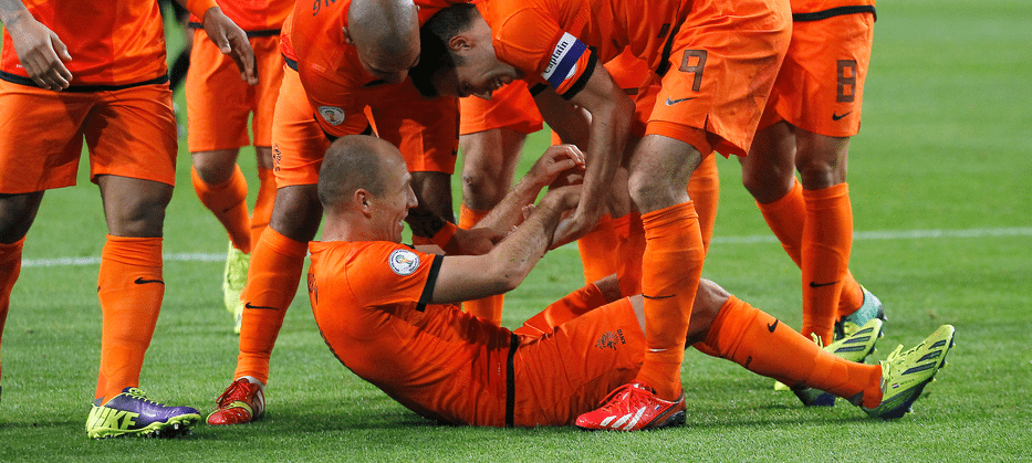 Arjen Robben viert doelpunt op de grond