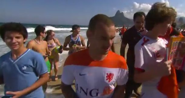 Wesley Sneijder wordt op het strand belaagd door Brazilianen.
