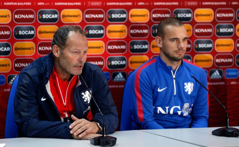 Sneijder en Blind tijdens de persconferentie