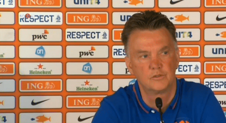 Louis van Gaal geeft weer een persconferentie