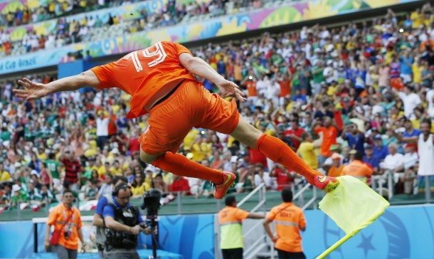 Klaas-Jan Huntelaar scoort tegen Mexico.
