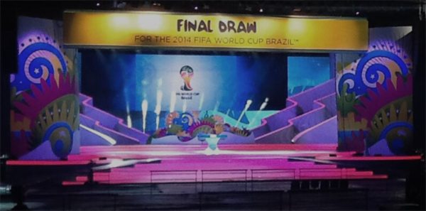 Het podium waar de loting voor het WK 2014 vrijdag plaatsvindt. © Twitter