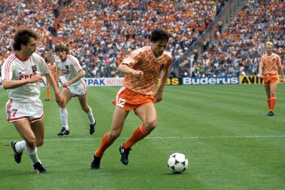 Wereldgoal Van Basten in '88 bijna afgekeurd